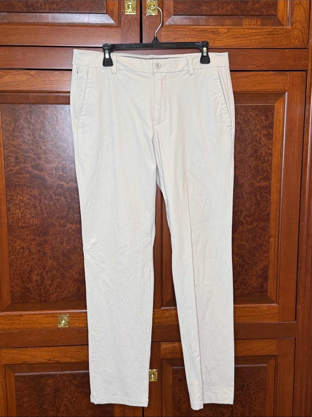 Vineyard Vines Men's performance on the go pant in Stone, size 32X 32